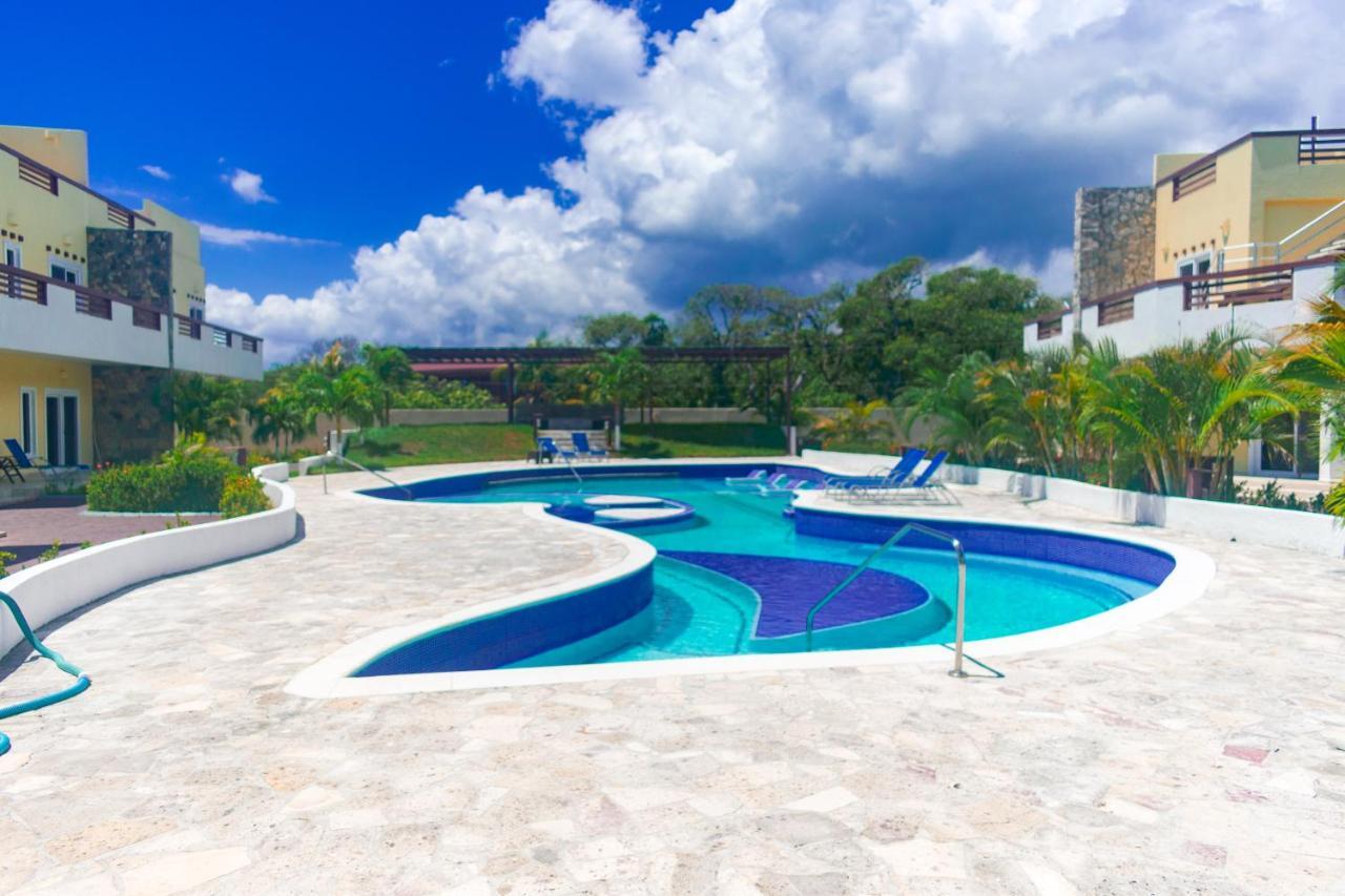 Las Palmas Beach Hotel Dixon Cove Exterior photo