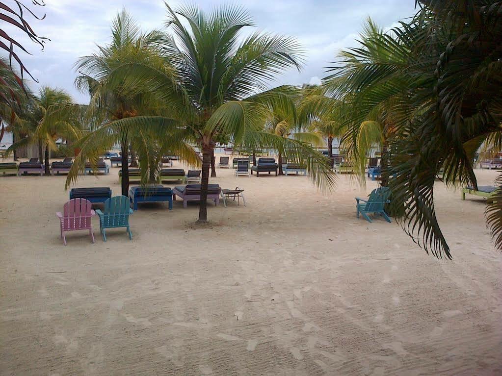 Las Palmas Beach Hotel Dixon Cove Exterior photo